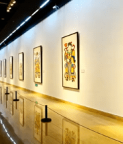 美术馆内参观传统画作3785#横屏 