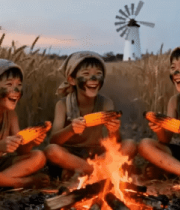 麦田中孩童围篝火烤玉米10728#横屏 