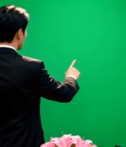 	 绿幕前西装男子指向前方11384#横屏 