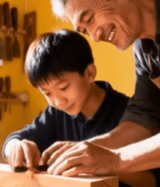 老人指导少年木工制作2186#横屏 