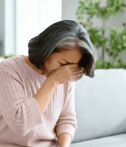 老人在家中捂着胸口显不适3398#横屏 