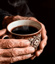 	 老人双手捧热饮特写3119#横屏 