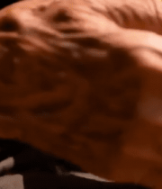 老人手持竹编篮子472#横屏 