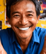 老人微笑比耶特写9146#横屏 