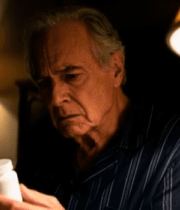 老人夜晚卧床查看药瓶5448#横屏 