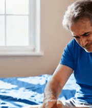 老人卧室中膝盖疼痛素材7951#横屏 