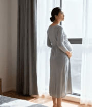 孕妇卧室窗前站立画面9904#横屏 