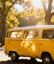 林荫道上的黄色复古面包车11411#横屏 