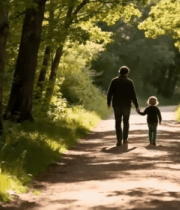 林间父子牵手漫步5227#横屏 