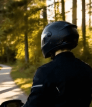 林间骑行者背影与湖景7607#横屏 