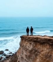 两人立于悬崖俯瞰大海11092#横屏 