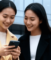 两位女性户外看手机场景8724#横屏 