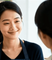 两位女性室内互动交流画面11998#横屏 