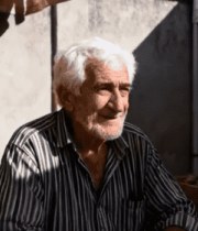 老人在市场售卖蔬菜水果950#横屏 