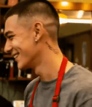 理发店中两位男士交流画面3933#横屏 