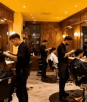 理发店理发师为顾客理发场景8427#横屏 