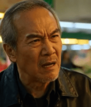 老人在市场与人交流1208#横屏 