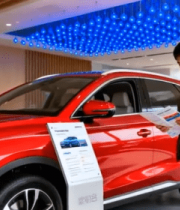 展厅内顾客看新能源汽车场景623#横屏 