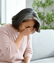 老人在家中捂着胸口显不适3398#横屏 