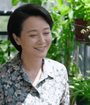 阳台处微笑的中年女性7592#横屏 