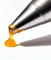 金属笔尖滴下黄色液体9596#横屏 