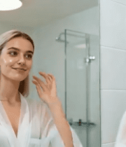 金发女子浴室镜子前护肤7392#横屏 