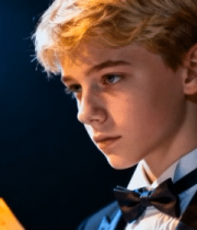 金发少年穿礼服阅读乐谱6932#横屏 