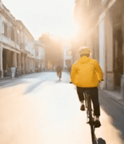 街道骑行的黄色着装男子13890#横屏 