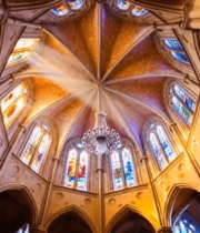 教堂内部穹顶及彩色玻璃窗11988#横屏 