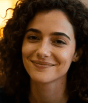 教室中微笑的卷发女孩695#横屏 