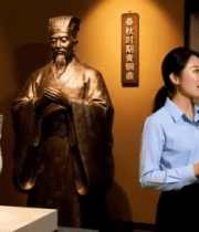 讲解员介绍博物馆青铜文物11217#横屏 