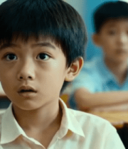 教室里小学生端坐听讲画面4601#横屏 