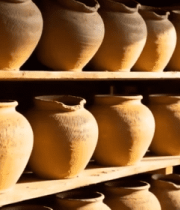 架子上摆放的陶瓷陶罐10842#横屏 