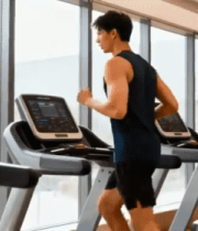 健身房内人们跑步机上跑步5242#横屏 