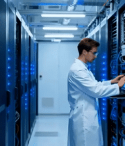 技术人员机房操作服务器12870#横屏 