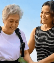 家人辅助老人户外康复行走1821#横屏 