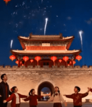 家庭节日夜晚古建筑前赏烟花4673#横屏 