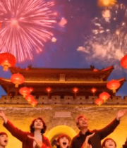 家庭节日在古建筑前欢庆9666#横屏 