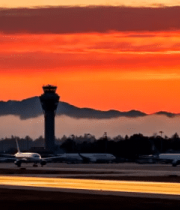 机场黄昏时分客机与控制塔13681#横屏 