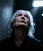 昏暗环境中老人抬头仰望6954#横屏 