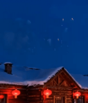 雪夜木屋上空绽放的烟花(2)2307#横屏 