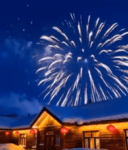 雪夜木屋上空绽放的烟花(3)10608#横屏 