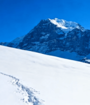 雪山徒步者与壮丽山景9856#横屏 