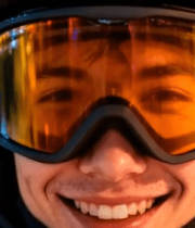 滑雪男子夜晚竖拇指特写6256#横屏 