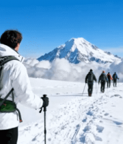 雪山徒步者登山背影9975#横屏 