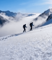 雪山徒步旅行者全景(1)14980#横屏 