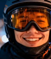 滑雪男子夜晚竖拇指特写6256#横屏 