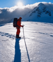 雪山徒步者远景6086#横屏 