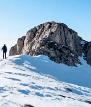 雪山徒步者与岩石山峰景观9998#横屏 