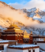 雪山下的藏式寺院建筑景观1485#横屏 